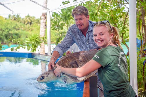 One & Only Reethi Rah General Manager, Jan Tibaldi, and ORP Sea Turtle Biologist, Laura Whiteley, welcomes Azura to the new Rehabilitation Centre.