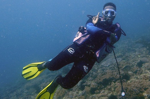 Leah Mainye diving on a reef in Kenya. Image.