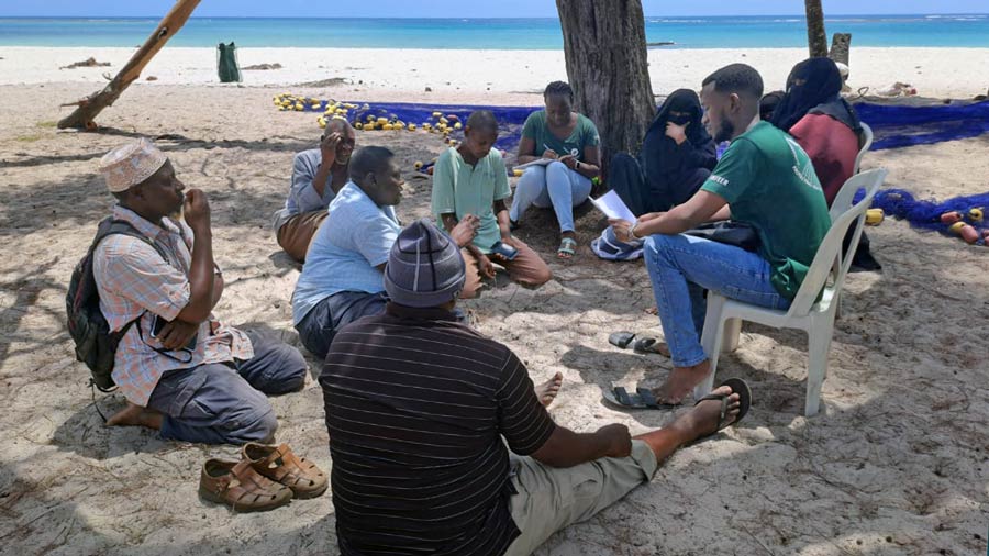 Image of ORP-Kenya's educational outreach officer, Juma, during the pilot study with fishers from a BMU in Kenya that inspired the Balozi wa Kasa programme.