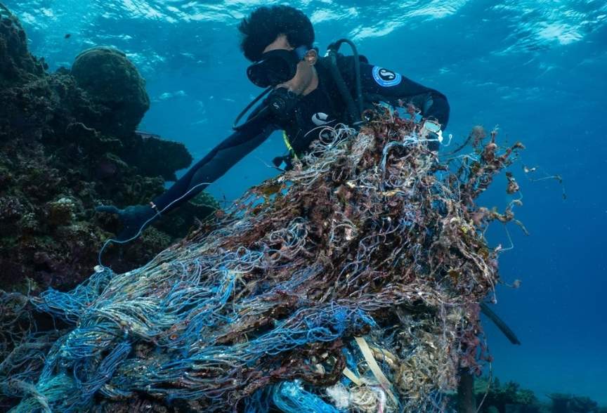 Diver cutting ghost net in Laamu. Image.