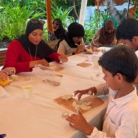 Tiny hands, big ocean love! Our Maldives team spent World Turtle Day at Niyama Resort, hosting students from Dhaalu Atoll Education Centre and Dh. Maaenboodhoo School, for a day full of fun. Here the children are engrossed in a creative clay activity, shaping beautiful, sea-inspired candle holders for themselves.