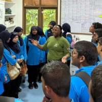 This World Turtle Day, Grade 7 students from Thulhaadhoo School brought their curiosity and enthusiasm to our Marine Turtle Rescue Centre. After learning about our work in sea turtle conservation, many shared their own dreams of becoming veterinarians and marine biologists, leaving our team truly inspired and touched.